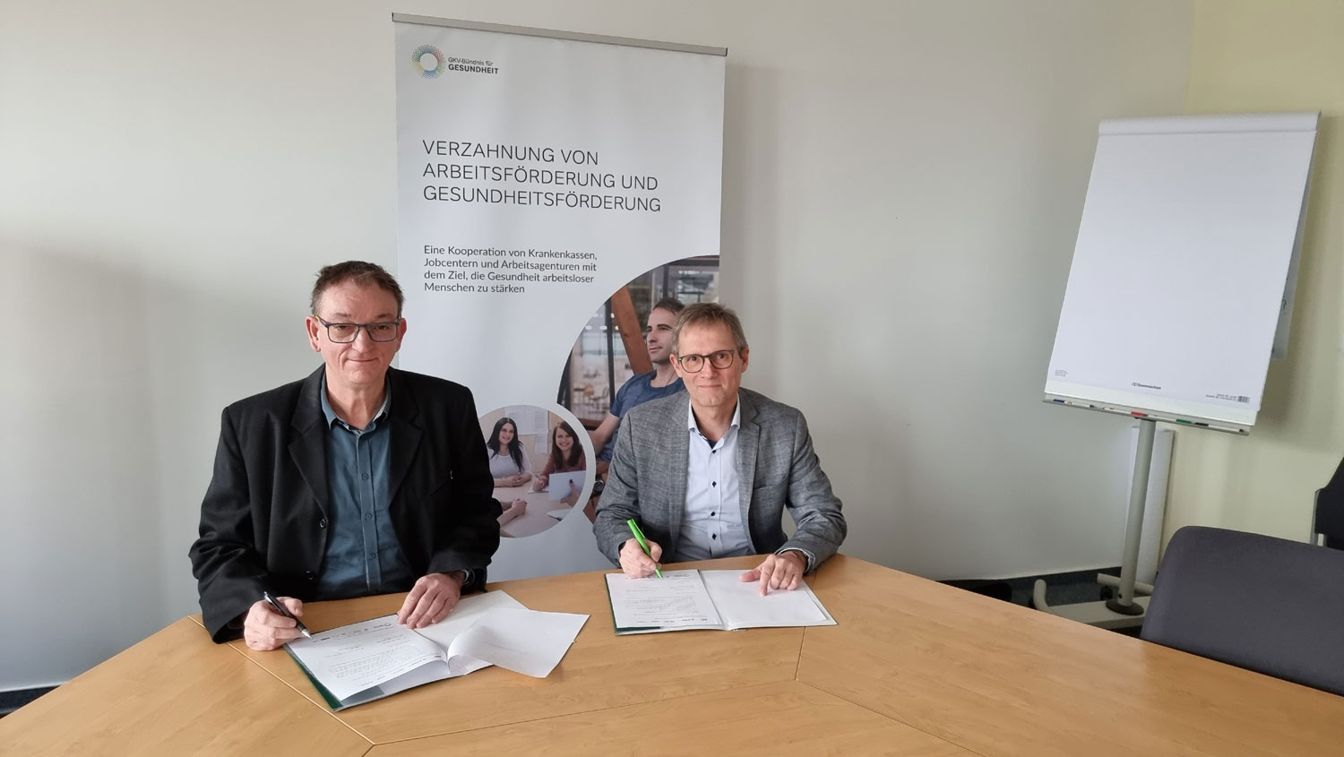Foto: Peter Gundermann, Geschäftsführer Jobcenter Unstrut-Hainich-Kreis und Thomas Fabisch, Regionalcenterleiter der AOK unterschreiben die neue Kooperation.