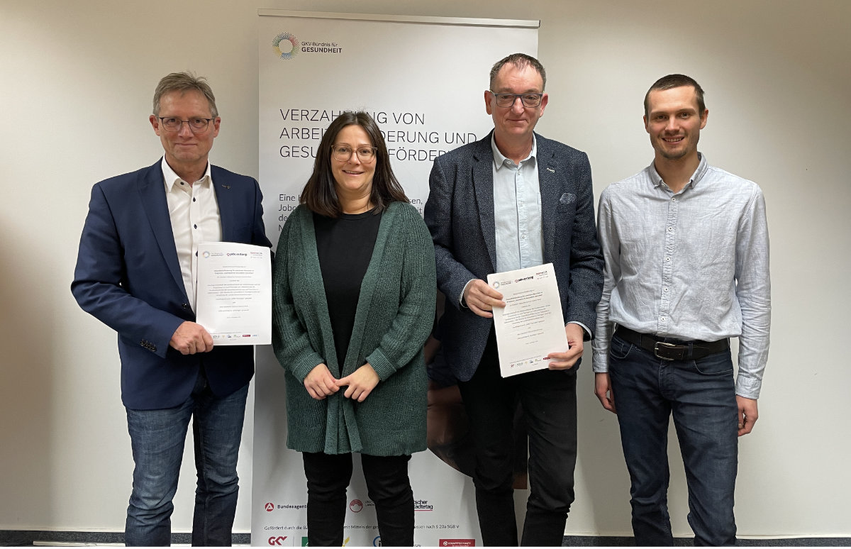 (von links) Regionalcenterleiter AOK PLUS Herr Fabisch, Projektkoordinatorin des Jobcenter Frau Deutsch, Geschäftsführer des Jobcenters Herr Gundermann, Berater Gesundheitsförderung AOK PLUS Herr Kirchner